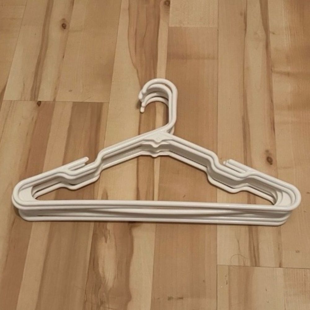 7 Plastic Clothing Hangers Clothes Hangers